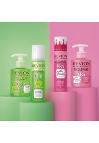 Vier haarverzorgingsproducten voor kinderen van Revlon Professional, met groene en roze flessen met speelse ontwerpen en duidelijke etiketten.