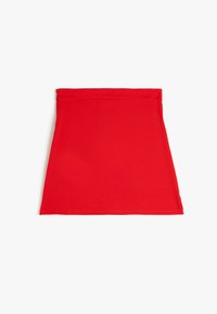 Roter, knielanger Rock aus glattem Stoff in einfarbigem Design. Verfügt über eine schlichte, ausgestellte Form und einen verdeckten Reißverschluss auf der Rückseite.