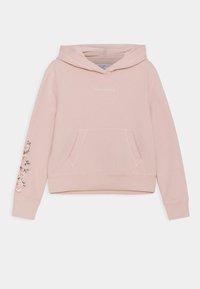 Sudadera rosa con bolsillo tipo canguro, con bordado floral en la manga izquierda y el nombre de la marca impreso en el pecho. Material de algodón.