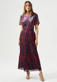Langes Blumenmusterkleid mit kurzen Ärmeln; verfügt über einen plissierten Rock in dunklem Grün, Pink und lila Tönen; weiche Stofftextur; einfacher Ausschnitt.