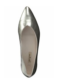 Chaussure plate à bout pointu en métal argenté, avec une tige en cuir lisse, un design découpé sur les côtés et une semelle intérieure beige portant l'étiquette « Paul Green ». 