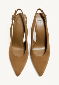 Barna velúr slingback sarkú cipők hegyes orral, sima bőrből készült belső rész és állítható bokapánt. 37-es méret.