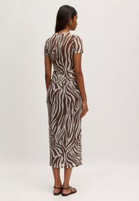 Braun und beige Zebra-Print Midi-Kleid mit kurzen Ärmeln, tailliertem Schnitt und weicher, glatter Textur. Verfügt über einen geraden Saum und minimalistische Details.