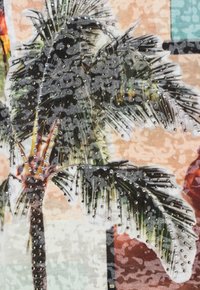 Textiel met een palmboomprint en zilveren versieringen, tegen een pastelachtergrond van gedempte kleuren en abstracte vormen.