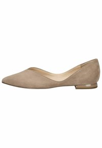 Zapato plano de ante beige con punta afilada, corte bajo y ligero tacón transparente. Textura suave con un diseño minimalista.