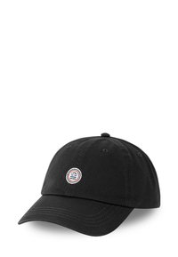 Casquette de baseball en coton noir avec un arrière ajustable, comportant un logo brodé dans un design circulaire avec des accents rouges, blancs et bleus.