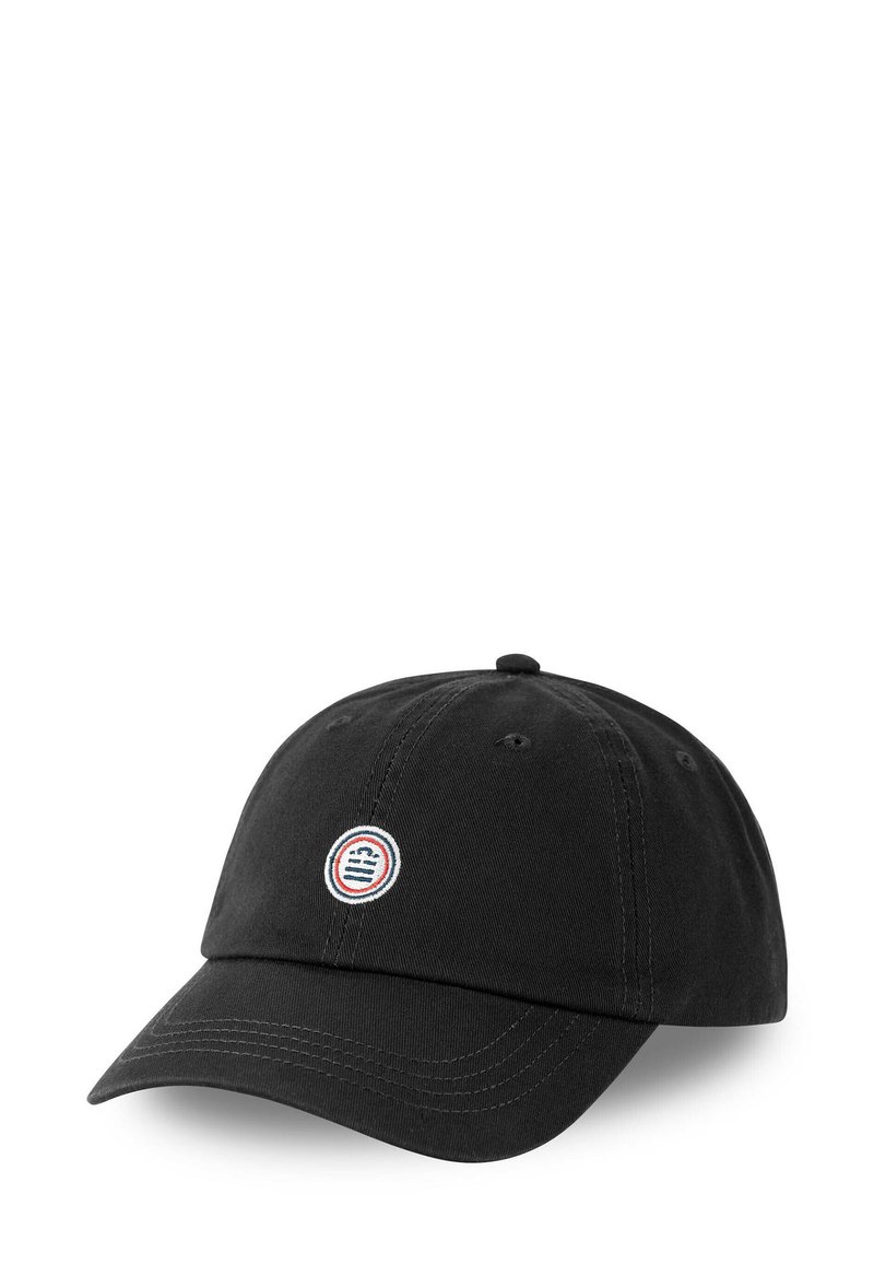 Casquette de baseball en coton noir avec un arrière ajustable, comportant un logo brodé dans un design circulaire avec des accents rouges, blancs et bleus.