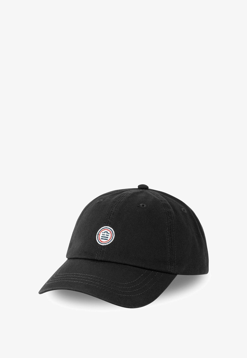 Casquette de baseball en coton noir avec un arrière ajustable, comportant un logo brodé dans un design circulaire avec des accents rouges, blancs et bleus.
