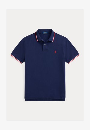 Námornícka modrá Polo Ralph Lauren košeľa s krátkym rukávom s červeným a bielym lemovaním na golieri a rukávoch, s červeným vyšívaným logom na hrudi.
