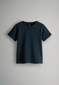 Námořnická modrá bavlněná tričko s kulatým výstřihem, krátkými rukávy a hladkou strukturou. Jednoduchý design bez vzorů či akcentů.