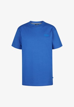 Blå bomulds t-shirt med rund hals, korte ærmer; parret med mørkeblå jeans og hvide sneaks med sorte accenter.