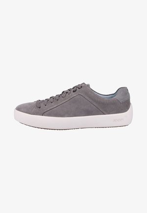 Zapatilla baja de ante gris con suela de goma blanca y cierre de cordones, vista lateral, zapato de estilo casual para uso diario.
