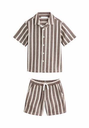 Braun-weiß gestreiftes kurzärmliges Hemd mit Knöpfen und passenden Shorts mit Kordelzug, lässiges Sommeroutfit.