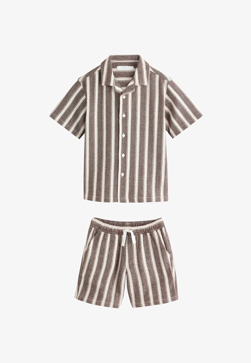 Camisa de manga corta con botones, de rayas verticales marrones y blancas, con pantalones cortos a juego con cordón, conjunto casual de verano.
