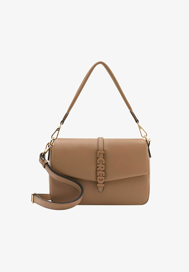 Lichtbruin leren handtas met een klepontwerp, gouden hardware, verstelbare schouderband en een opvallend logo detail aan de voorkant.