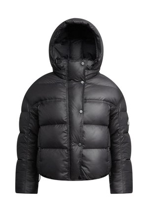 Giacca invernale nera imbottita con cappuccio attaccato, chiusura con bottoni a pressione e cuciture orizzontali trapuntate.