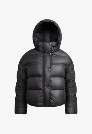 Giacca invernale nera imbottita con cappuccio attaccato, chiusura con bottoni a pressione e cuciture orizzontali trapuntate.
