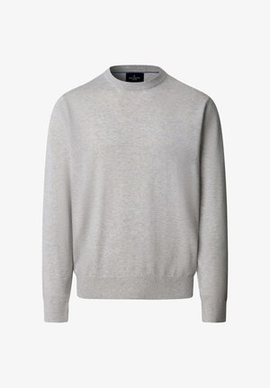 Svijetlosivi pulover s dugim rukavima i okruglim vratom, s rebrastim manšetama i rubom, s malom tamnom naljepnicom unutar ovratnika.