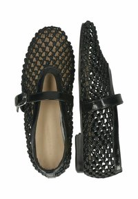 Ballerine nere intrecciate con un design perforato, dotate di una chiusura con cinturino e fibbia. Foderatura interna liscia e tacco basso.
