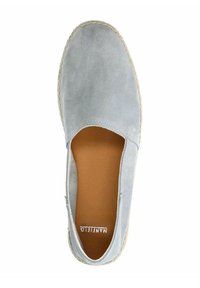 Scarpa slip-on in suede azzurro chiaro con punta arrotondata, cuciture minime e soletta in pelle naturale. Presenta tagli laterali elasticizzati.