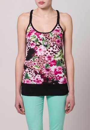 Top a maniche corte multicolore con fiori, bande nere inferiori e spalline intrecciate; presenta fiori rosa e verdi vivaci su uno sfondo a pois.
