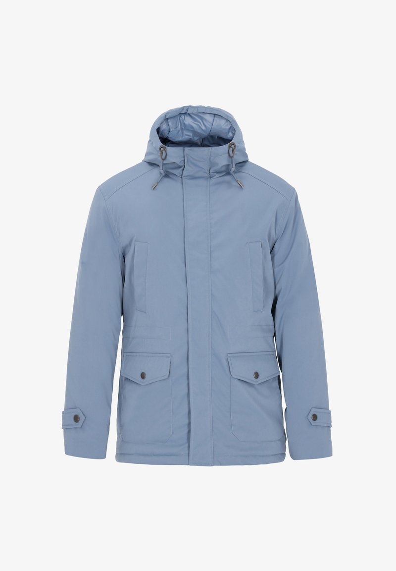 Giacca isolata azzurro chiaro con cappuccio, dotata di tasche frontali, polsini regolabili e chiusura con zip. Texture liscia e vestibilità moderna.