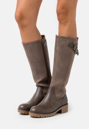 Botas marrones hasta la rodilla hechas de material sintético texturizado, con cierre lateral, detalle de hebilla y suela de goma gruesa.
