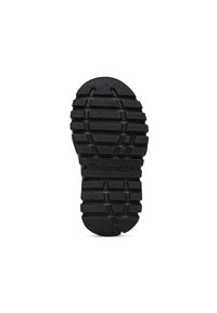 Suela de zapato de goma negra con surcos profundos y secciones para tracción. Presenta el nombre de la marca "Falcotto" grabado en el centro.