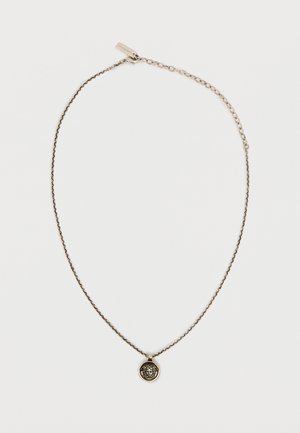 Λεπτό ασημένιο κολιέ με αλυσίδα, με στρογγυλό μενταγιόν κεφαλής Μέδουσας και ρυθμιζόμενο κούμπωμα σε ανοιχτό φόντο.