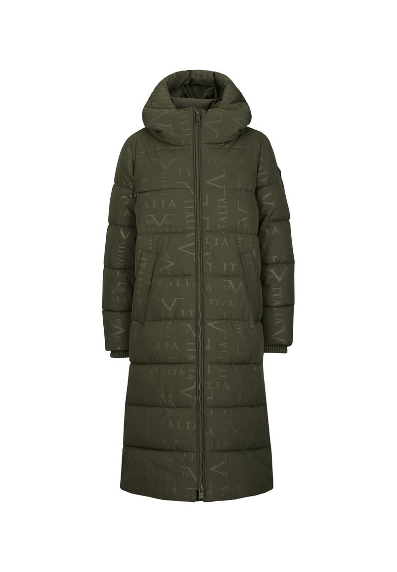 Pufferjas in donkerolijfgroen, met een capuchon, ritsluiting en grote zakken. Materiaal heeft een subtiele reliëftekstpatroon. Lange lengte.