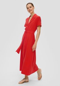 Rotes midi Kleid mit Knopfverschluss, kurzen Ärmeln, tailliertem Gürtel und einem fließenden Rock. Strukturierter Stoff und ein klassischer Kragen runden das Design ab.