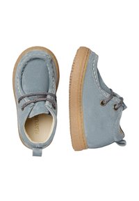 Světle modré suede boty pro batolata s šedými tkaničkami, poutkem a tanovými gumovými podrážkami. Mají kontrastní švy a kulatý design špičky.