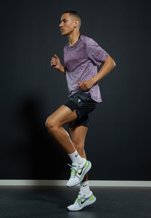 RUN - T-Shirt sport - black/sangria/doll/reflective silver