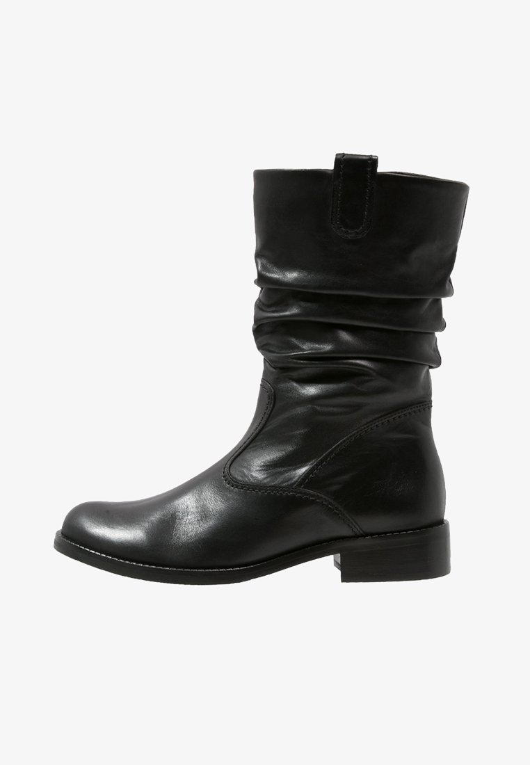 Czarne skórzane botki za kostkę z luźną cholewką, okrągłym noskiem i niskim obcasem w kształcie bloku. Gładka faktura i minimalne detale przeszyć.