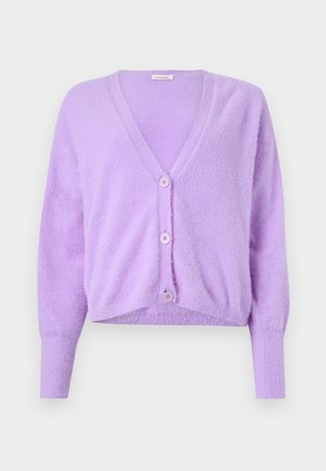 Levendulalila színű, bolyhos kardigán V-nyakkal, hosszú ujjakkal, három elöl gombbal, valamint testhezálló bordázott mandzsettákkal és szegéllyel, egyszínű háttér előtt.