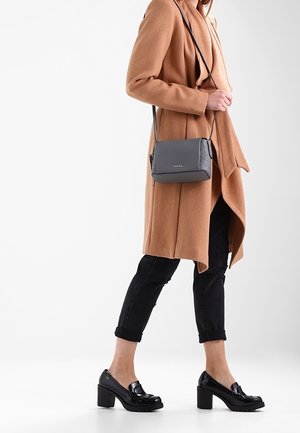 Calvin Klein, Sac bandoulière - dark grey