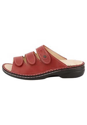 Rode leren open-teen teenslipper met drie verstelbare riempjes, beige gevoerde binnenzool en zwarte zool, ontworpen voor comfort.