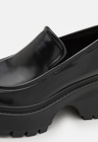 MICHAEL Michael Kors SHILOH LOAFER - Platåsko - black