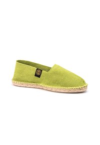 Espadrille verte en toile avec une semelle plate en jute, présentant un design à ras du sol et une couture le long du bord. Étiquette de logo noire attachée.