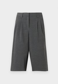 Shorts à motif pied-de-poule gris avec des plis, présentant une coupe soignée et une longueur mi-cuisse. Fabriqués en tissu texturé, sans fermetures visibles.