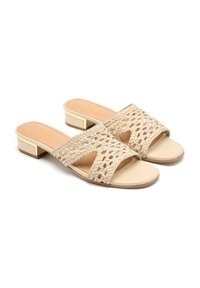 Sandalias deslizantes de tejido beige con diseño de punta abierta, que cuentan con correas cruzadas y un tacón bajo tipo bloque con un acento metálico. Suela suave.