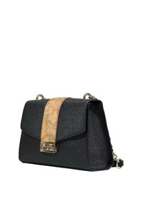 Borsa a tracolla nera in pelle con una tracolla a motivo mappa e dettagli in metallo dorato. Il design è strutturato con una chiusura a pattina.