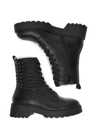 Czarne botki za kostkę wykonane z skóry, z masywnym obcasem, bocznym zamkiem błyskawicznym oraz dekoracyjnymi ćwiekami wzdłuż boków i z przodu sznurowania.