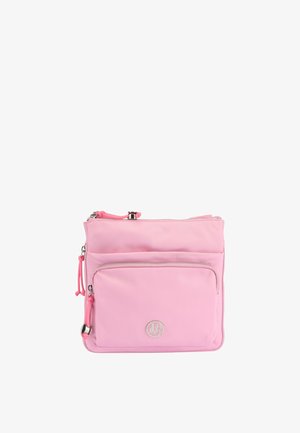 Borsa a tracolla in nylon rosa con tasca frontale con zip, tracolla regolabile e accentuazione del logo metallico. Texture liscia, design minimalista.