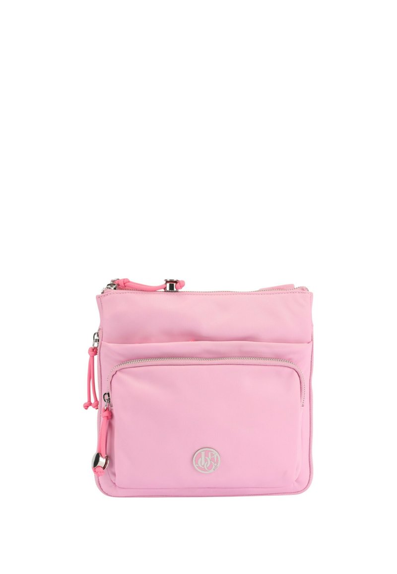 Borsa a tracolla in nylon rosa con tasca frontale con zip, tracolla regolabile e accentuazione del logo metallico. Texture liscia, design minimalista.