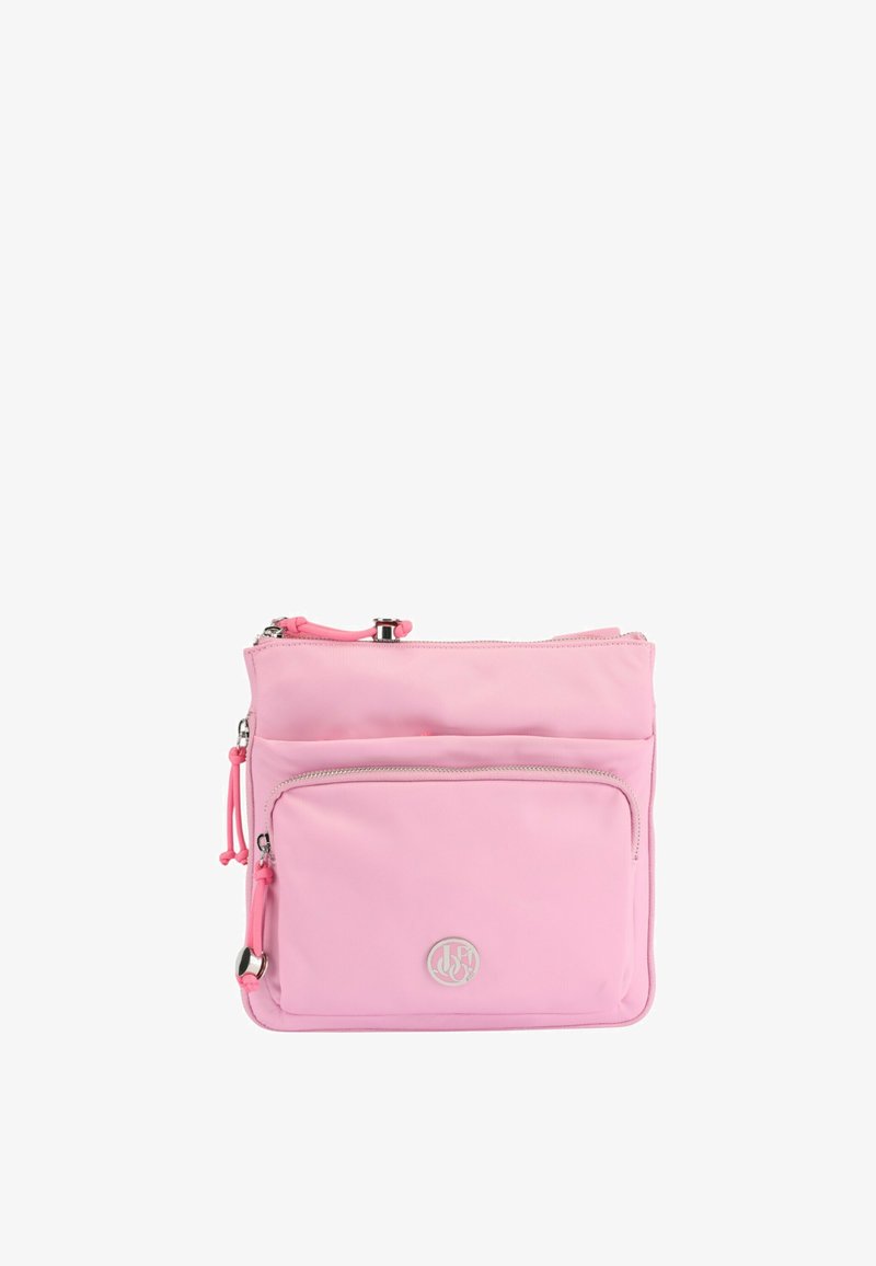 Borsa a tracolla in nylon rosa con tasca frontale con zip, tracolla regolabile e accentuazione del logo metallico. Texture liscia, design minimalista.