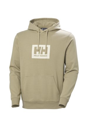 Sudadera con capucha de color marrón claro con bolsillo frontal, capucha con cordón y logo blanco de Helly Hansen centrado en el pecho.