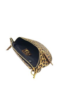 Sacoche en imprimé léopard avec fermeture éclair dorée, intérieur noir et petite poche zippée. Design compact, texture en tissu avec motif animal.