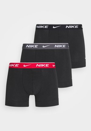 Tre par svarta Nike-boxershorts med elastiska midjeband i röd, svart och grå, med synliga logotypdetaljer. Mjuk, elastisk material.
