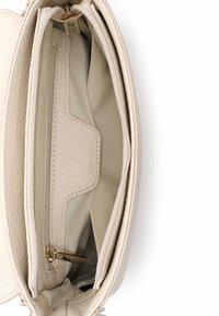 Interno di una borsa beige con un compartimento in pelle testurizzata, tasca con cerniera e fodera morbida; presenta un marchio discreto e un design pulito.